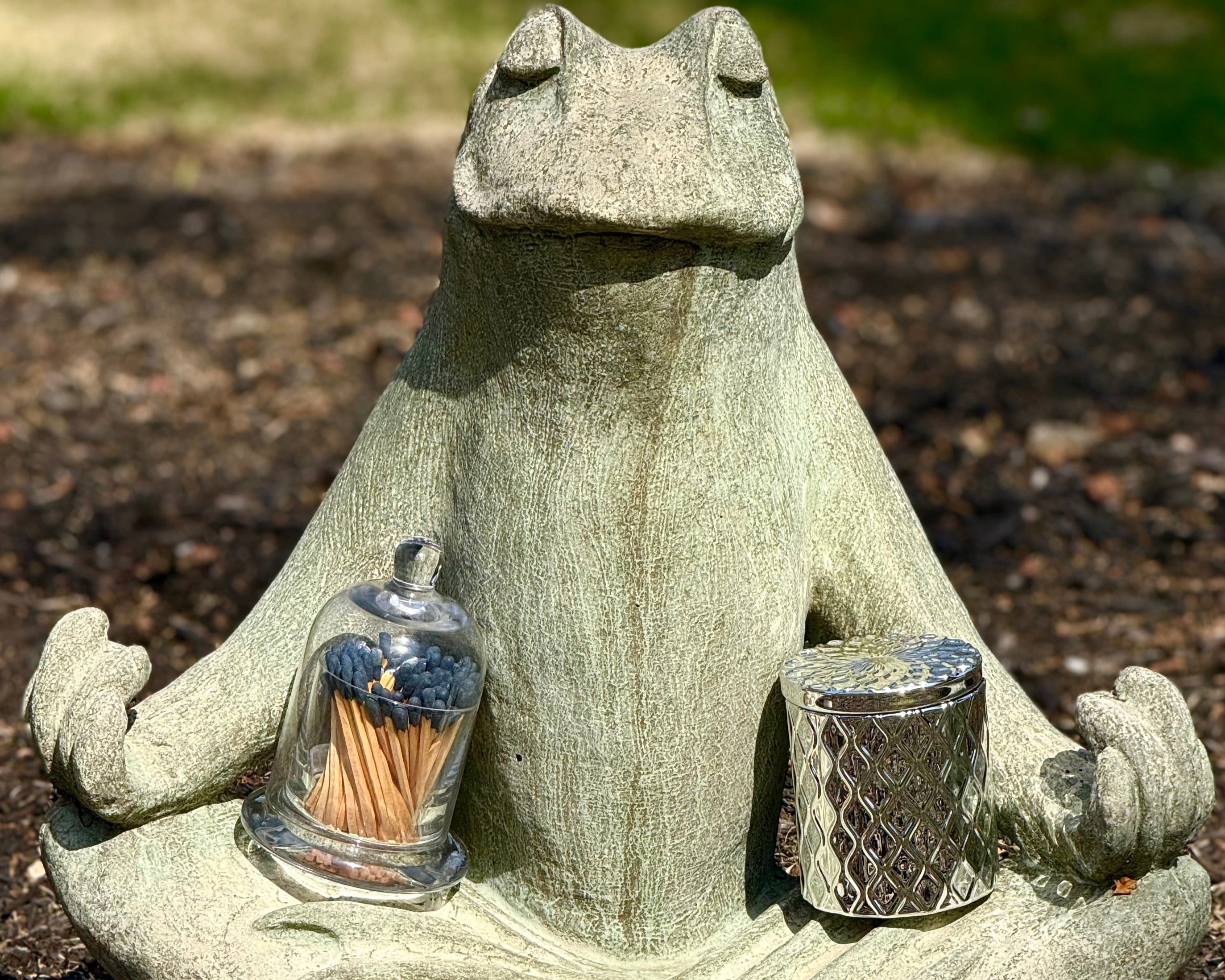 Silverscape Candle – Oakmoss & Amber Grove, front view, modern silver design